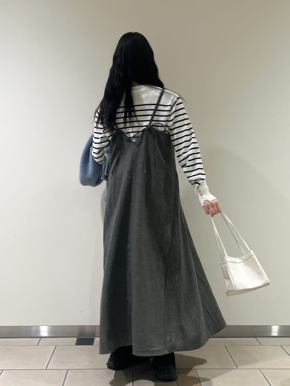 ブラック系のワンピース、ブルー系のカーディガン/ボレロ、ホワイト系のニット/セーターを着用したレディースの秋コーディネートの4枚目の写真