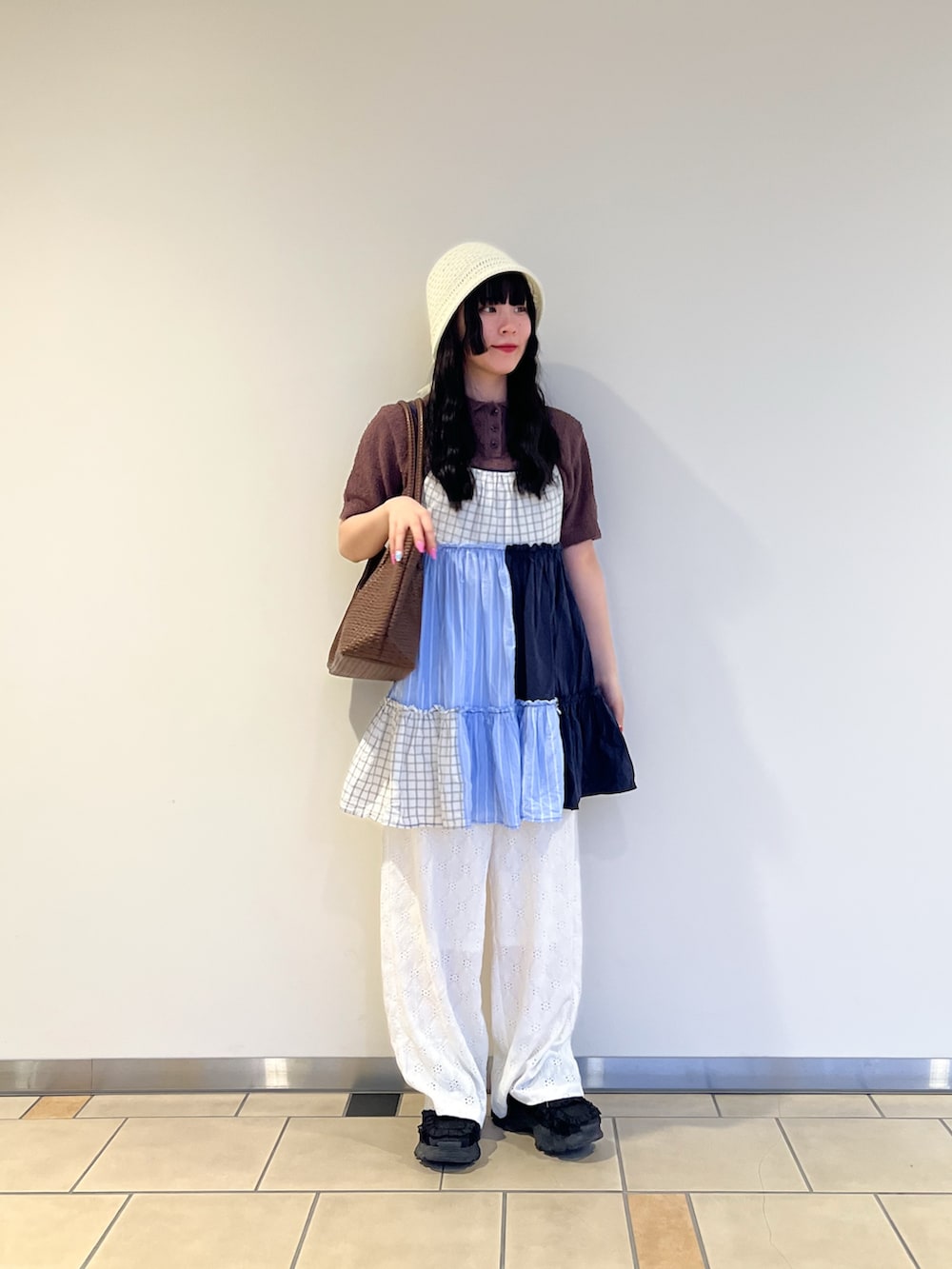 ホワイト系のその他パンツ、ブラウン系のトートバッグ、その他のワンピースを着用したレディースの春コーディネートの2枚目の写真