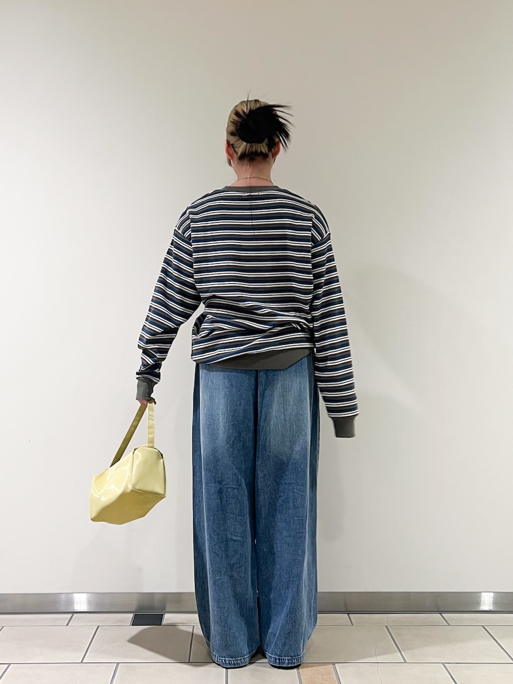 その他のTシャツ/カットソー、ブルー系のデニムパンツ、イエロー系のトートバッグを着用したレディースの秋コーディネートの4枚目の写真