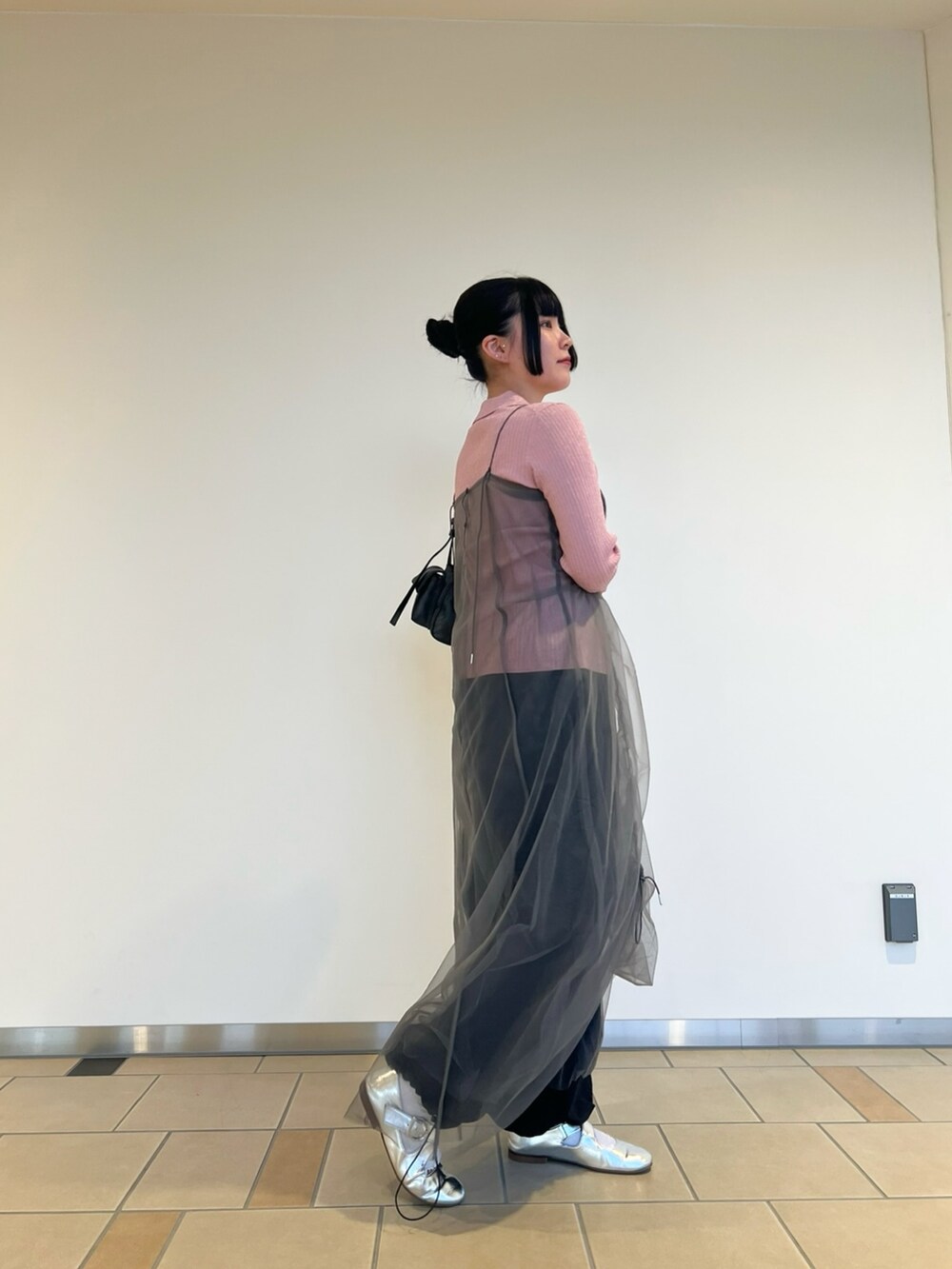 ピンク系のニット/セーター、グレー系のワンピース、ブラック系のその他パンツを着用したレディースの秋コーディネートの3枚目の写真