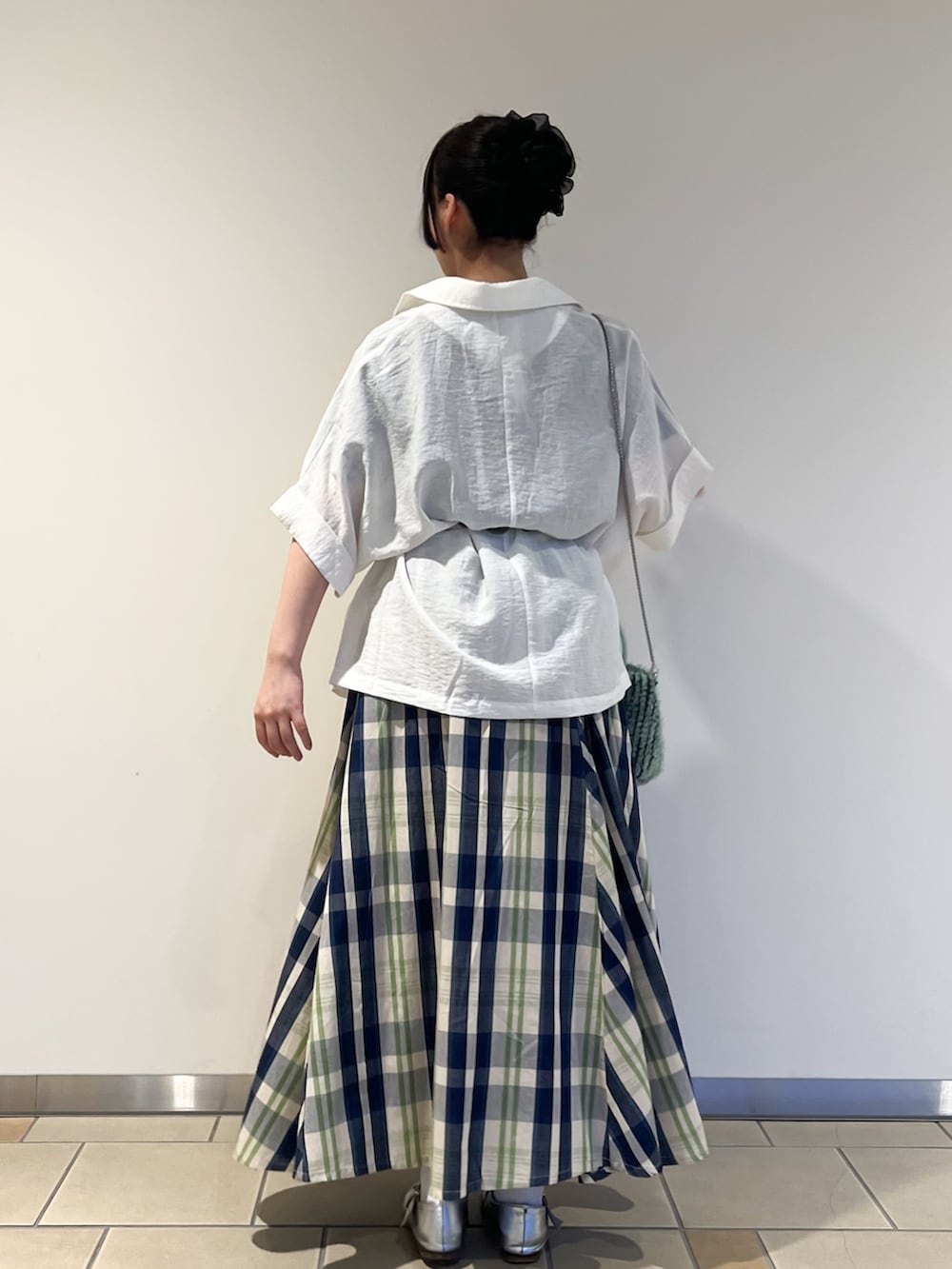 ブルー系のTシャツ/カットソー、ホワイト系のその他アウター、グリーン系のショルダーバッグを着用したレディースの秋コーディネートの2枚目の写真