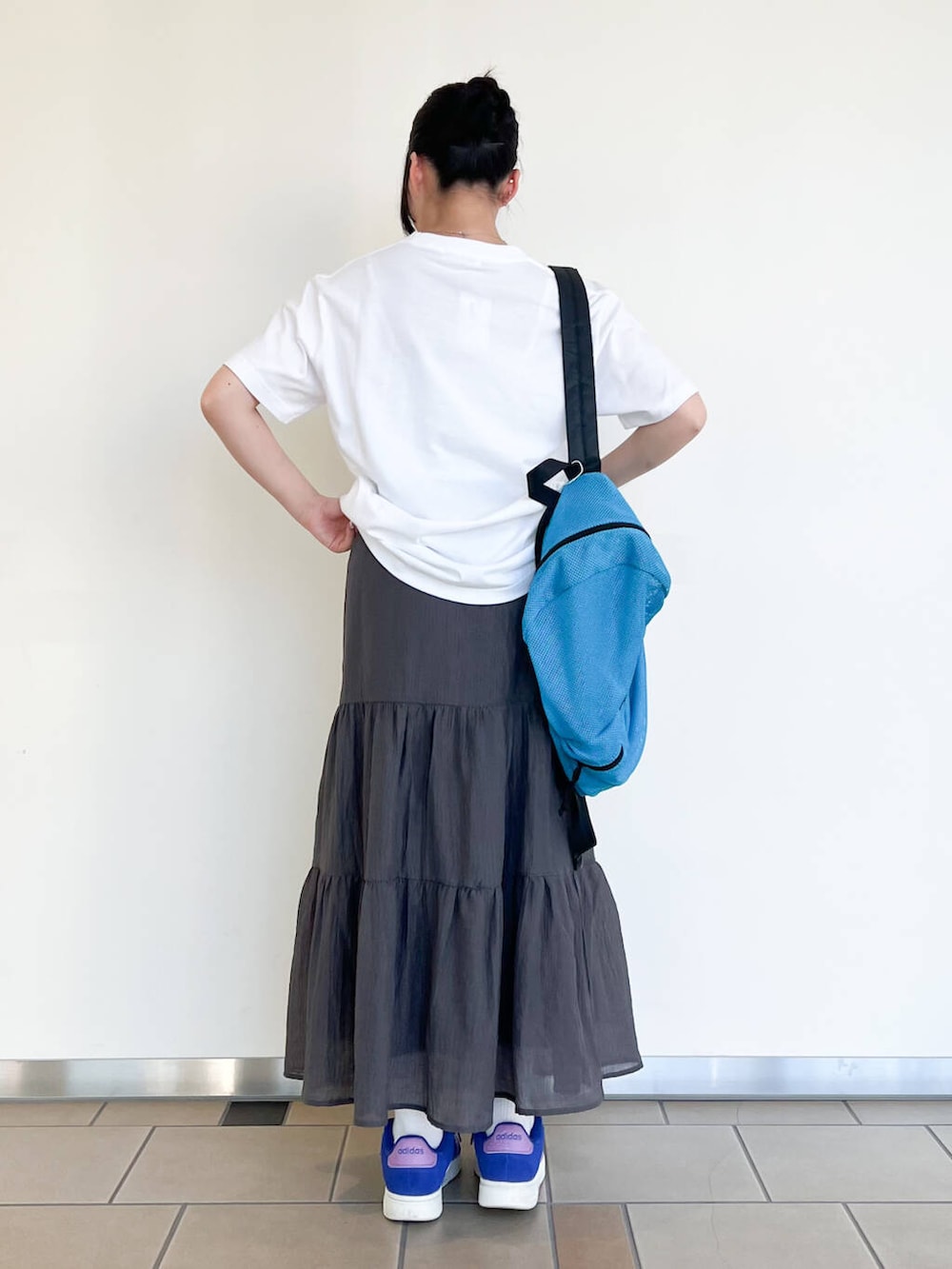 ブルー系のバックパック/リュック、ブラック系のベスト、ホワイト系のTシャツ/カットソーを着用したレディースの夏コーディネートの3枚目の写真