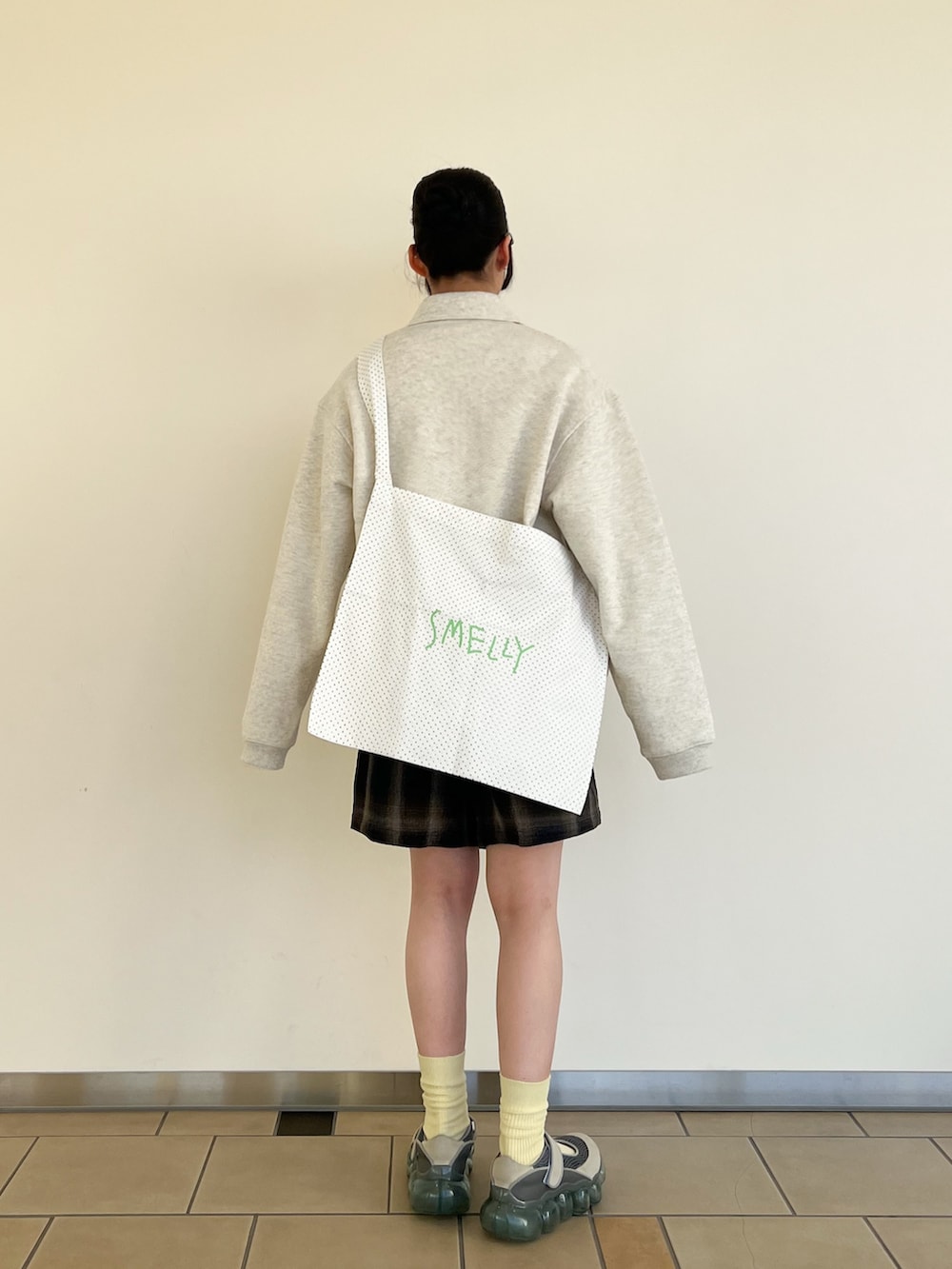 ブルー系のその他パンツ、その他のTシャツ/カットソー、ベージュ系のカーディガン/ボレロを着用したレディースの春コーディネートの3枚目の写真