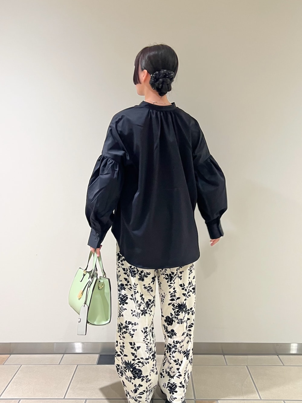 ブラック系のシャツ/ブラウス、グリーン系のハンドバッグ、ホワイト系のその他パンツを着用したレディースの秋コーディネートの2枚目の写真