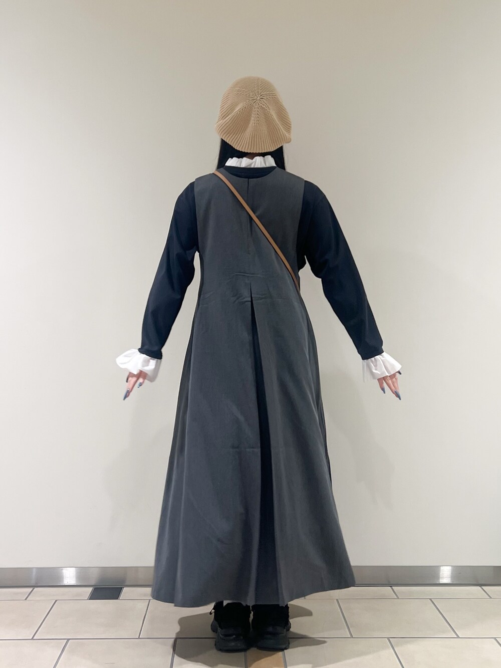 ブルー系のTシャツ/カットソー、グレー系のワンピース、ブラック系のショルダーバッグを着用したレディースの春コーディネートの2枚目の写真