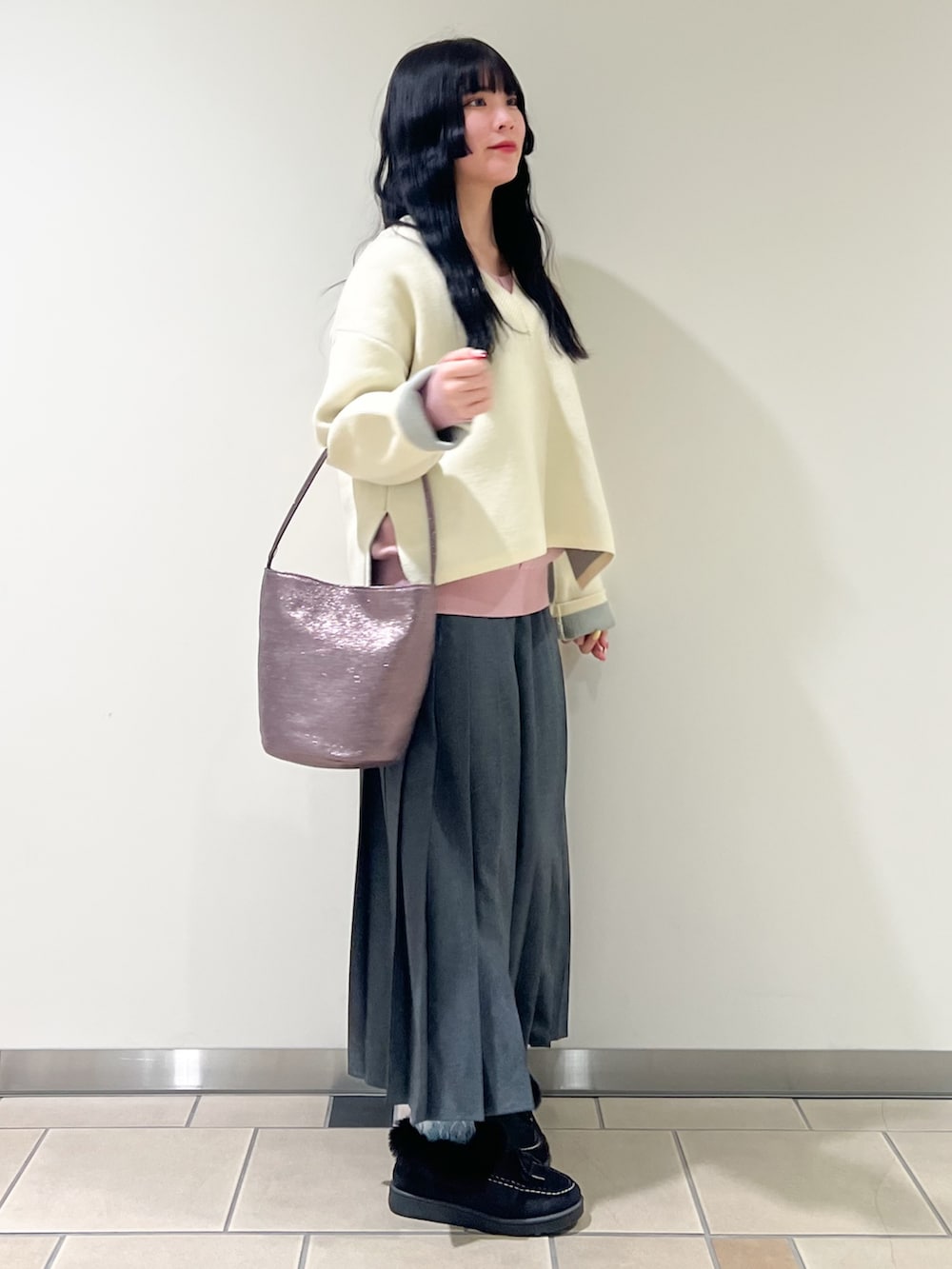 ピンク系のニット/セーター、ホワイト系のニット/セーター、グレー系のスカートを着用したレディースの冬コーディネートの2枚目の写真