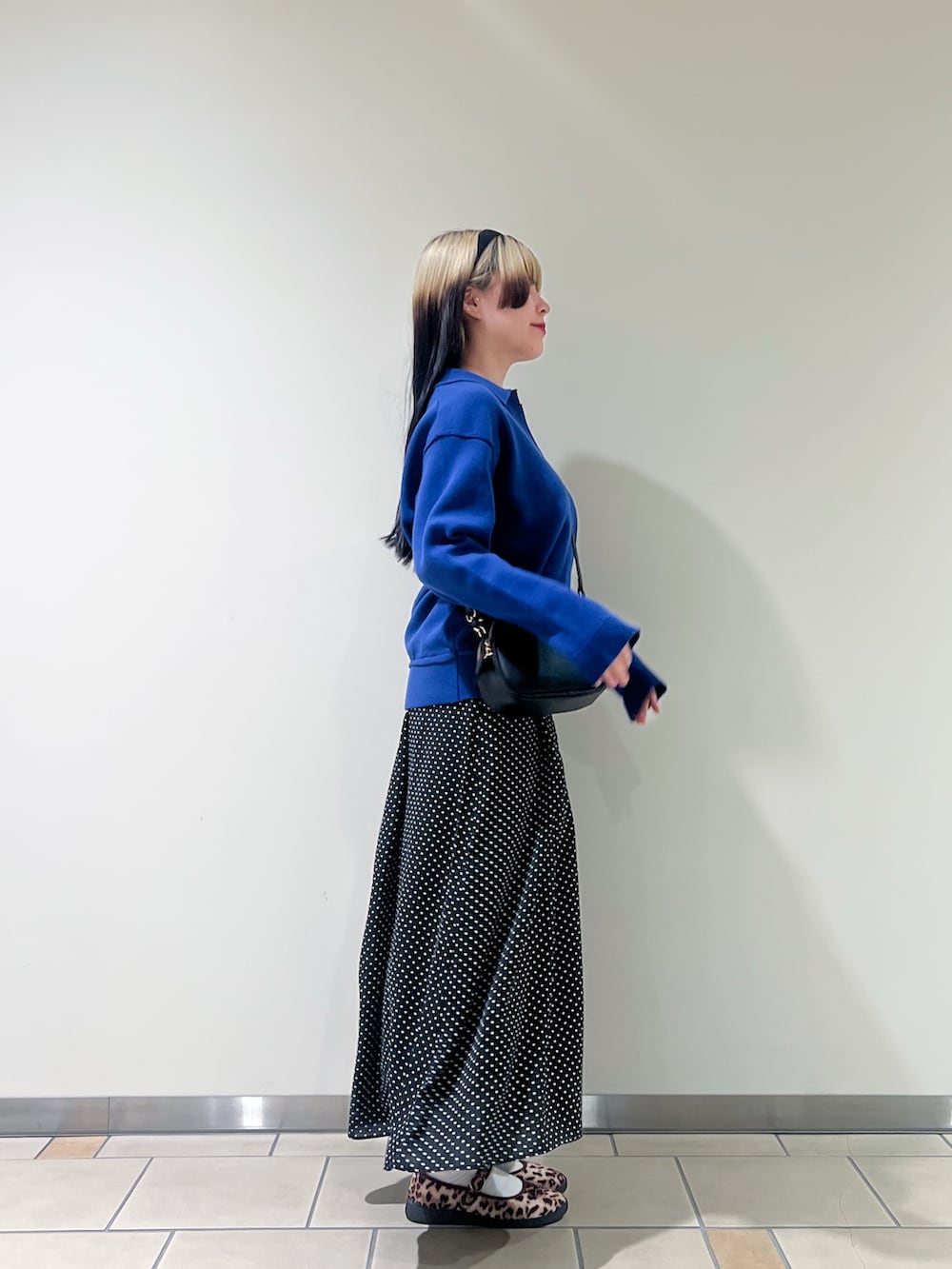 ブルー系のニット/セーター、その他のワンピース、ブラック系のショルダーバッグを着用したレディースの秋コーディネートの3枚目の写真