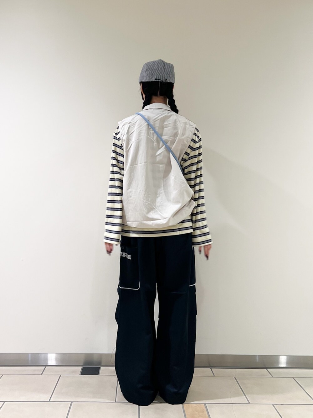 ブラック系のその他パンツ、ベージュ系のその他アウター、ベージュ系のTシャツ/カットソーを着用したレディースの春コーディネートの2枚目の写真