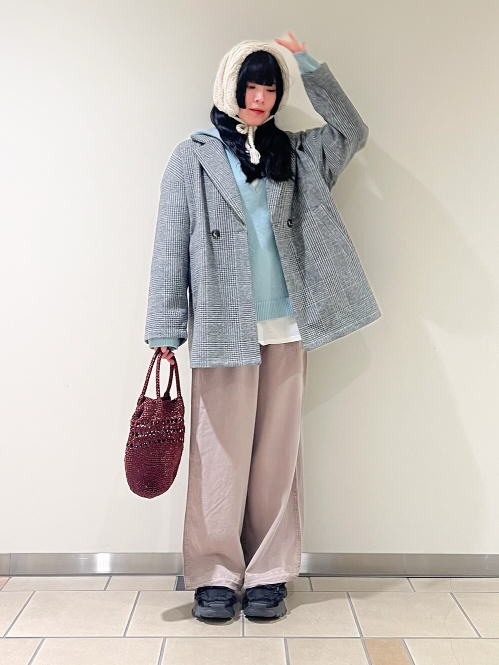 グリーン系のその他アウター、ブルー系のニット/セーター、ホワイト系のTシャツ/カットソーを着用したレディースの秋コーディネートの2枚目の写真