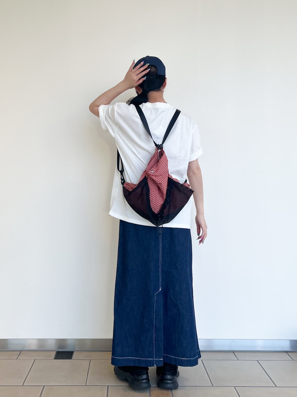 その他のTシャツ/カットソー、ブルー系のスカート、レッド系のバックパック/リュックを着用したレディースの夏コーディネートの3枚目の写真