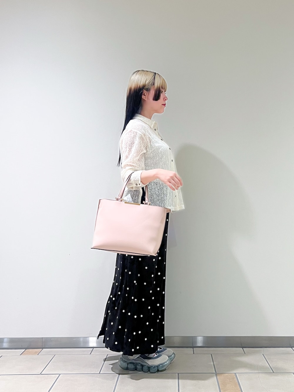 ホワイト系のシャツ/ブラウス、ブラック系のスカート、ピンク系のビジネスバッグを着用したレディースの秋コーディネートの2枚目の写真