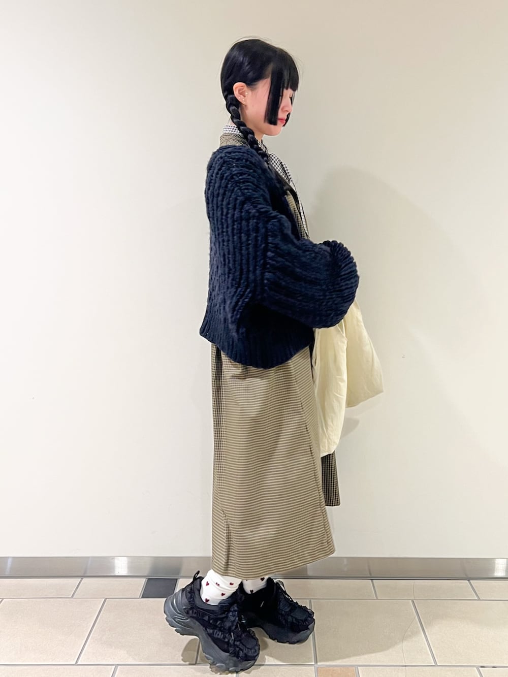 ブラウン系のワンピース、ブラック系のシャツ/ブラウス、ブルー系のカーディガン/ボレロを着用したレディースの冬コーディネートの2枚目の写真