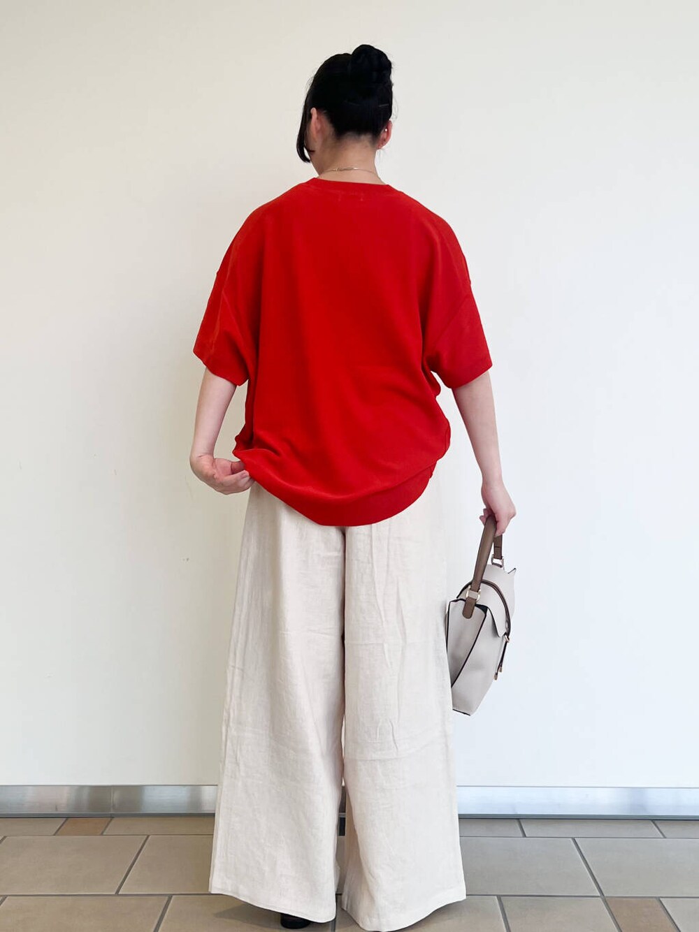 ブラウン系のサンダル、ホワイト系のショルダーバッグ、ベージュ系のその他パンツを着用したレディースの夏コーディネートの3枚目の写真