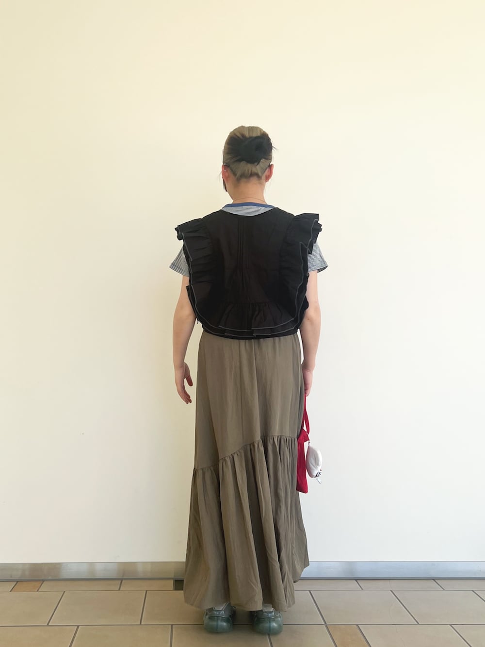 ブラック系のシャツ/ブラウス、ブルー系のTシャツ/カットソー、グリーン系のスカートを着用したレディースの夏コーディネートの3枚目の写真