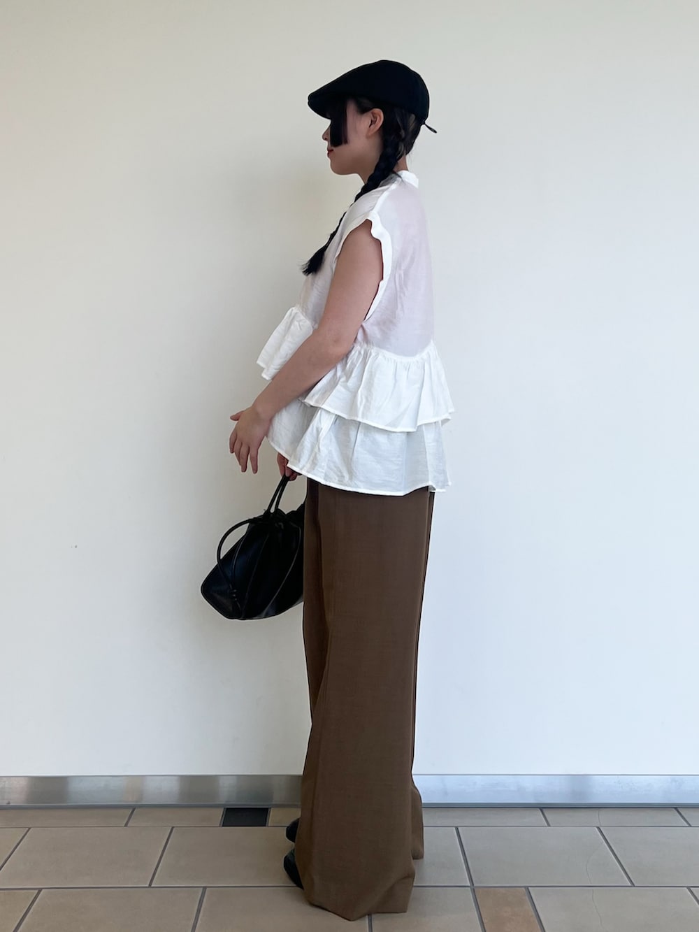 レッド系のニット/セーター、ホワイト系のシャツ/ブラウス、ブラウン系のその他パンツを着用したレディースの夏コーディネートの2枚目の写真