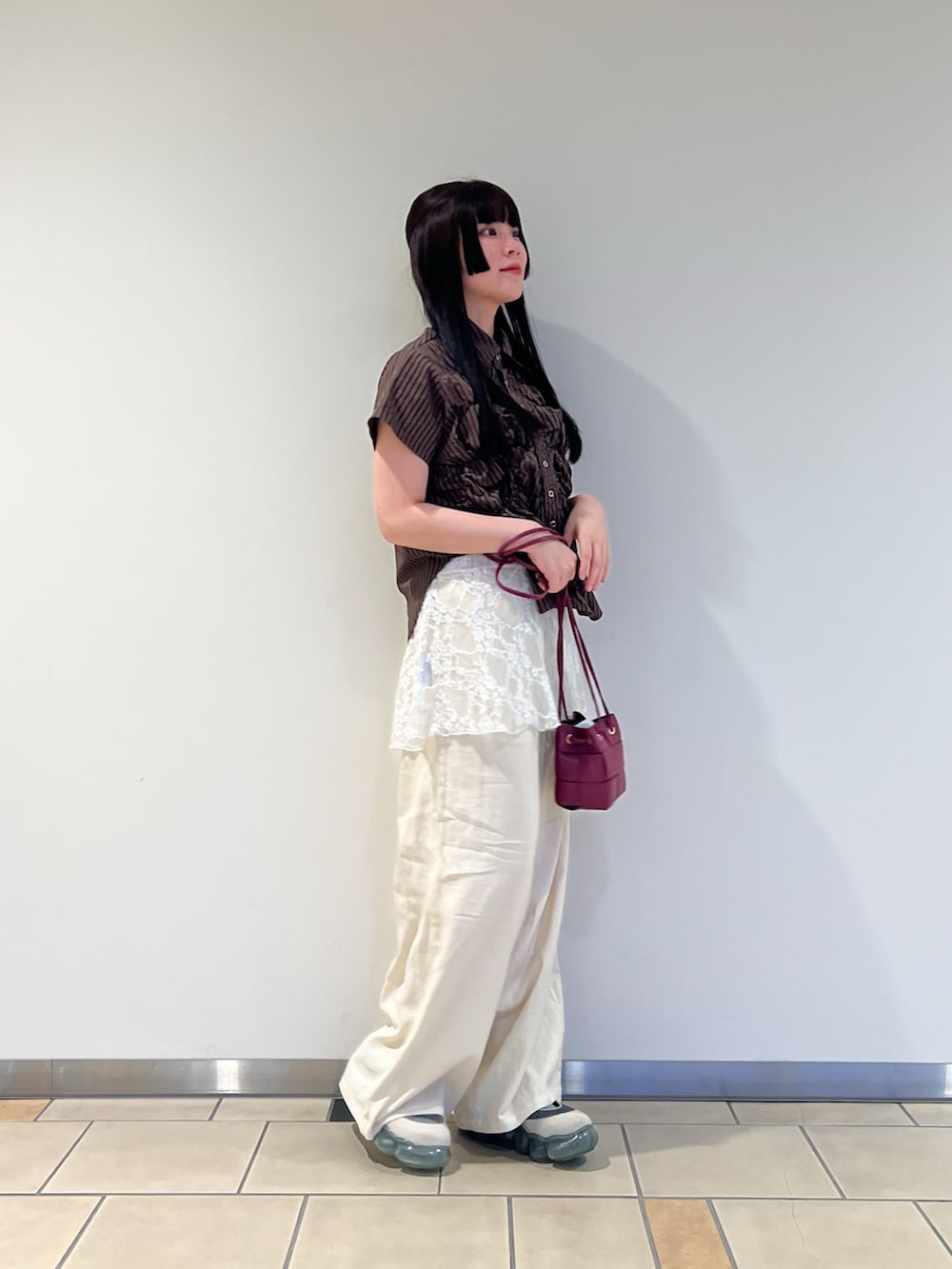 ベージュ系のその他パンツ、レッド系のショルダーバッグを着用したレディースの春コーディネートの2枚目の写真