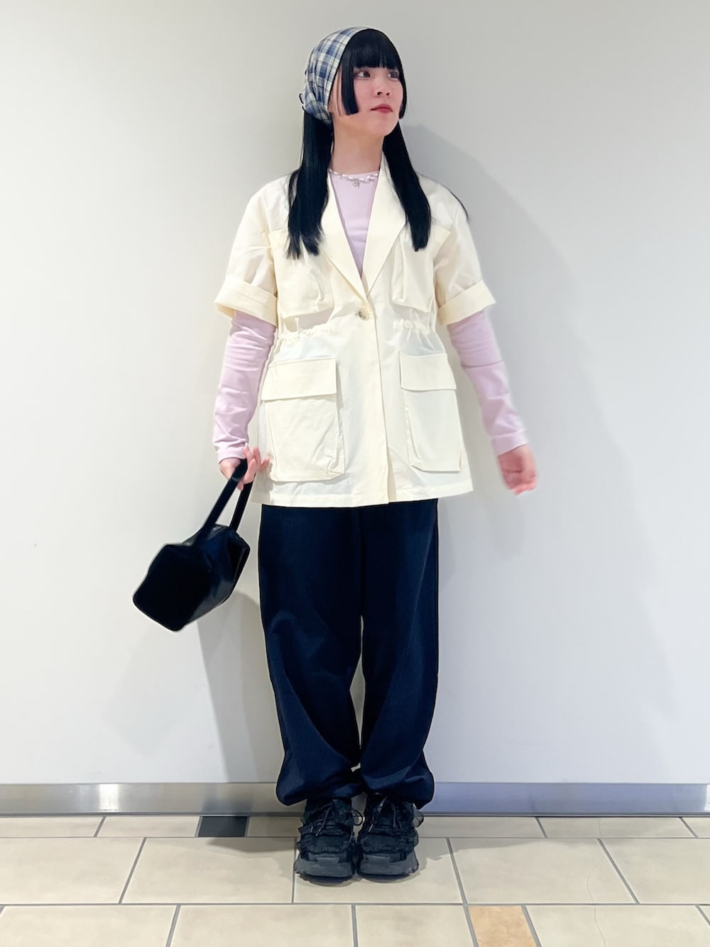 ピンク系のTシャツ/カットソー、ホワイト系のその他アウター、ブルー系のその他パンツを着用したレディースの春コーディネートの2枚目の写真