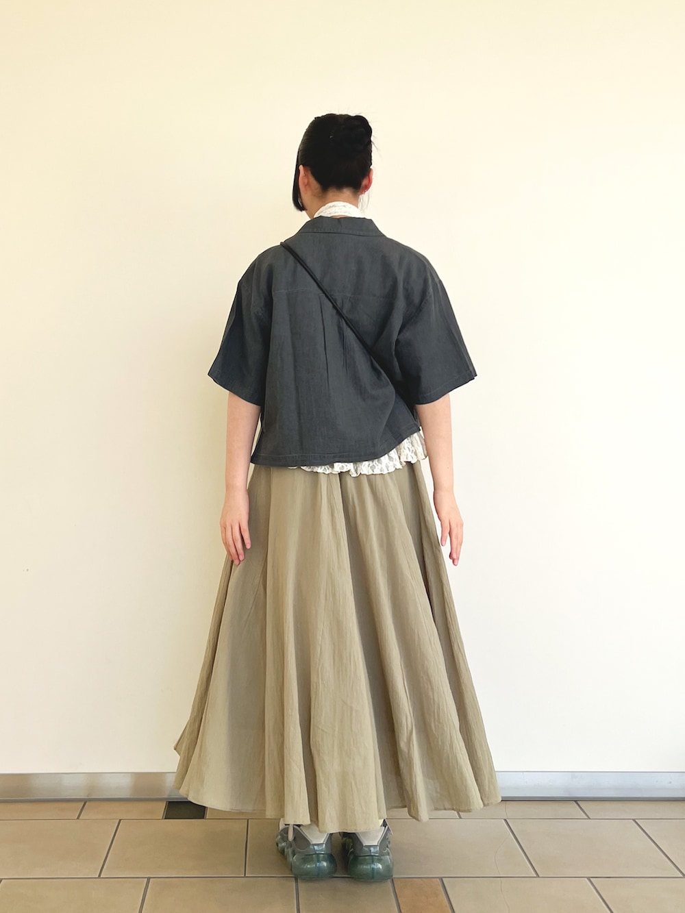 ブラック系のシャツ/ブラウス、ホワイト系のシャツ/ブラウス、ベージュ系のショルダーバッグを着用したレディースの春コーディネートの3枚目の写真