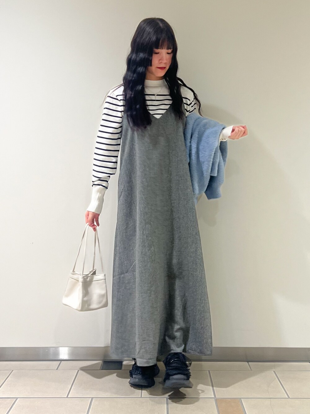 ブラック系のワンピース、ブルー系のカーディガン/ボレロ、ホワイト系のニット/セーターを着用したレディースの秋コーディネートの3枚目の写真