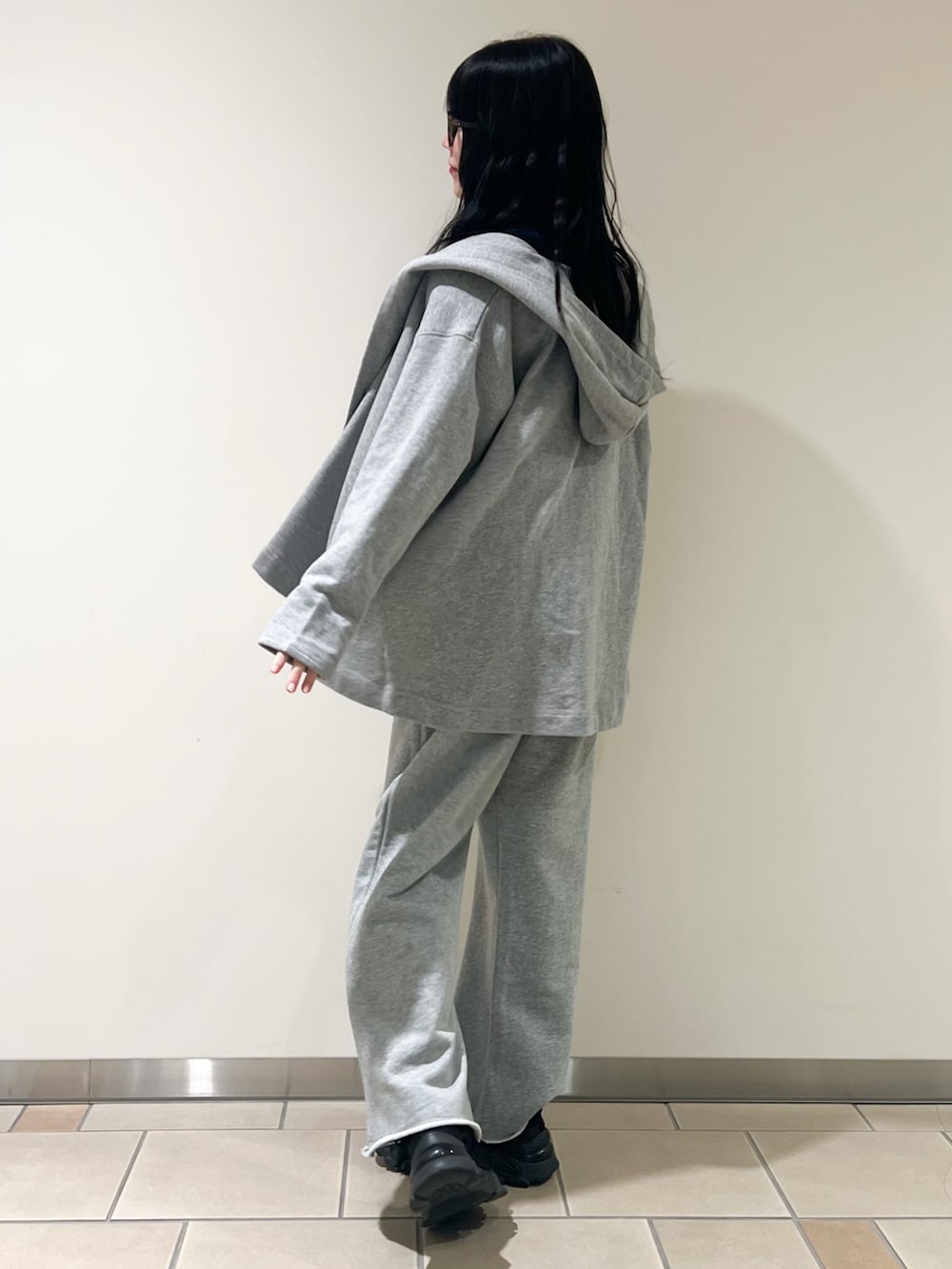 ブルー系のニット/セーター、グレー系のカーディガン/ボレロ、グレー系のその他パンツを着用したレディースの冬コーディネートの2枚目の写真