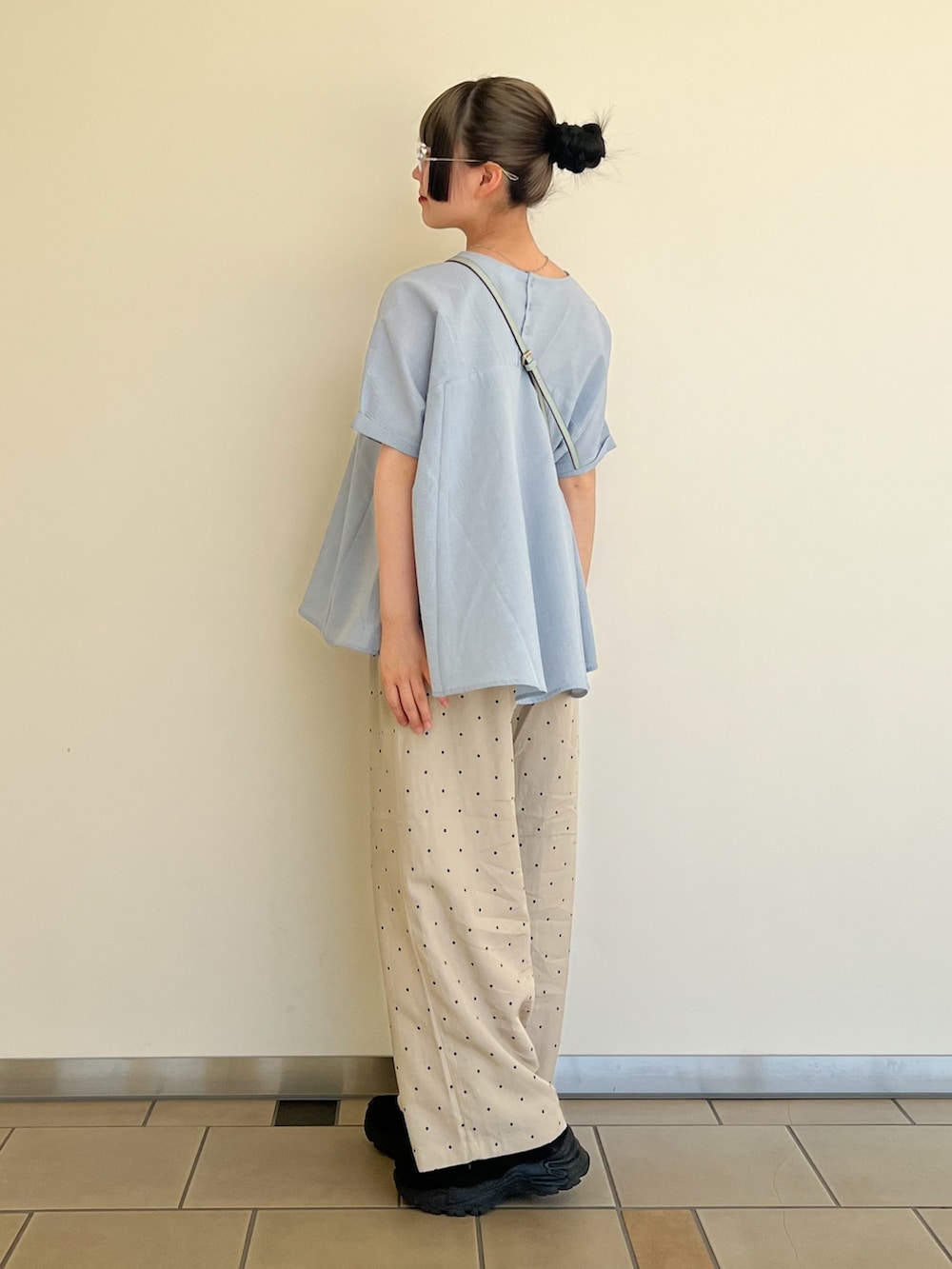 その他のその他パンツ、ブルー系のシャツ/ブラウス、ベージュ系のショルダーバッグを着用したレディースの夏コーディネートの2枚目の写真