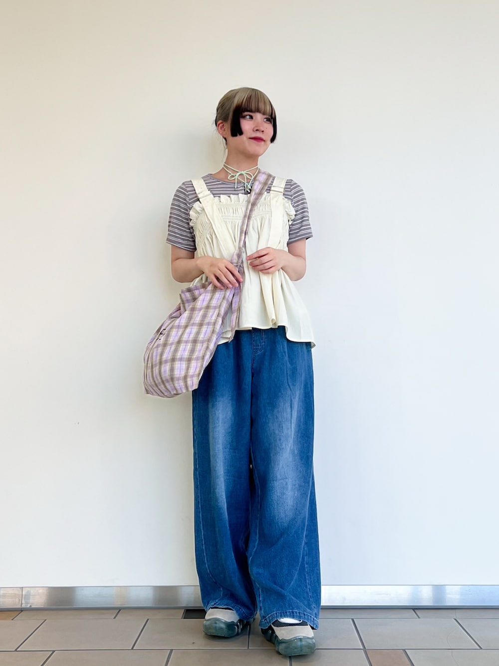 イエロー系のショルダーバッグ、ホワイト系のその他トップス、グレー系のTシャツ/カットソーを着用したレディースの夏コーディネートの2枚目の写真