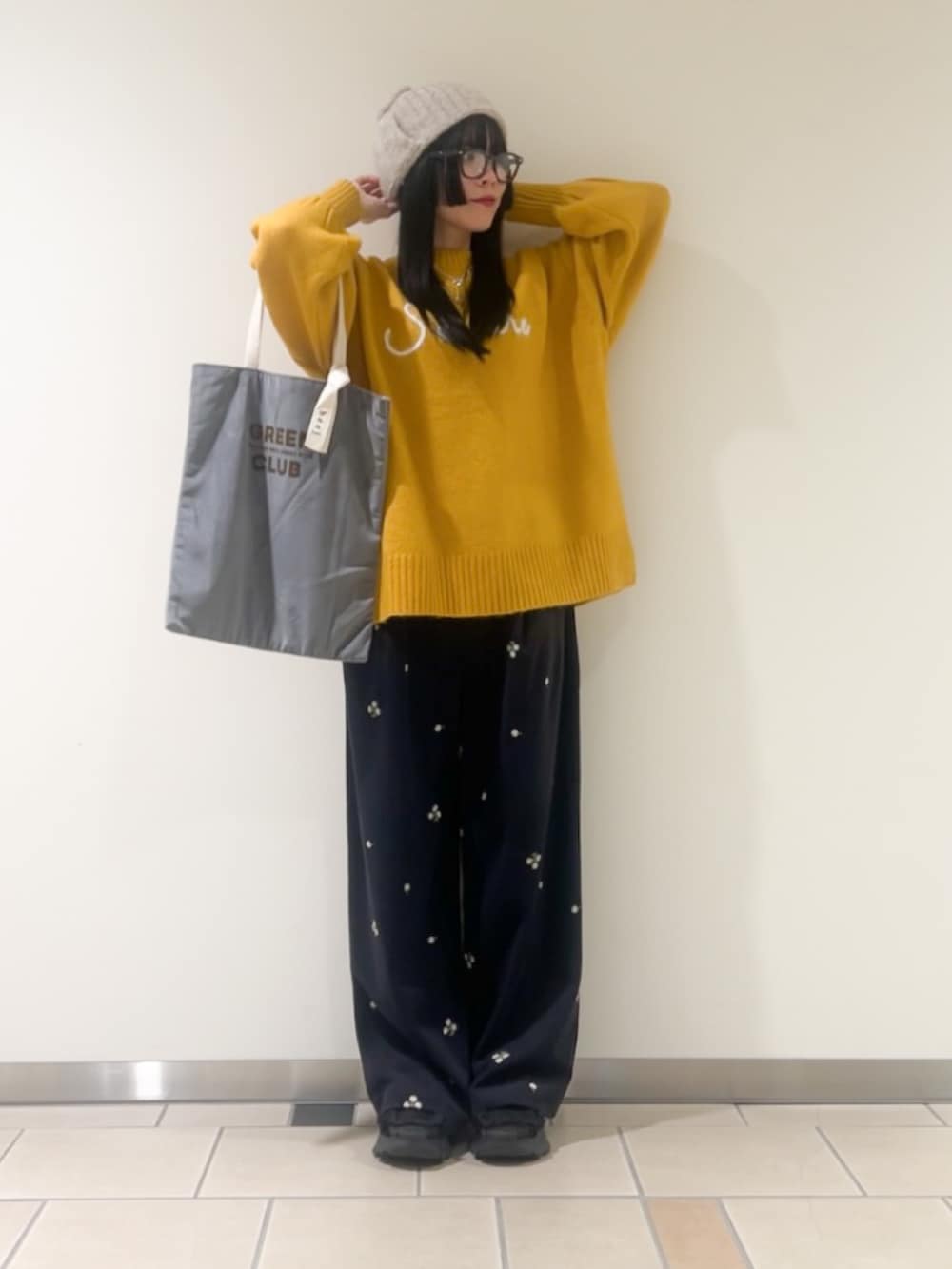 ブルー系のその他パンツ、グレー系のトートバッグ、ベージュ系のニット/セーターを着用したレディースの秋コーディネートの3枚目の写真
