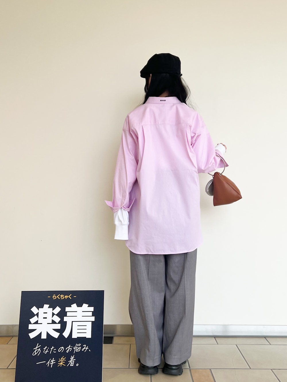 グレー系のその他パンツ、ピンク系のシャツ/ブラウス、ホワイト系のTシャツ/カットソーを着用したレディースの春コーディネートの2枚目の写真