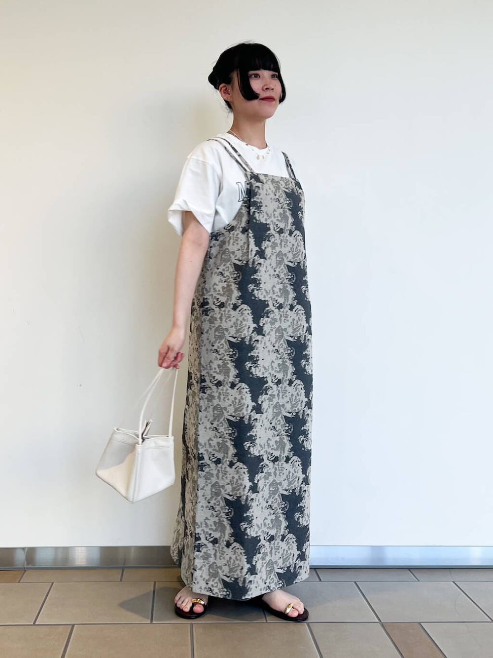 「キャミワンピース、RODESKO、SMELLY、items、ロゴTシャツ、20代コーデ、シンプルtシャツ、オーバーサイズtシャツ、10代コーデ、骨格ストレート、158cmコーデ、ストレート×ブルベ夏、ストレート×カジュアル、最旬サンダルスタイル」｜「RODE SKOの『MADE IN JAPAN』メタルフラットサンダル（サンダル、ブラウン系）」を使った、𖤐KIRA𖤐 さん（レディース・158cm）の夏コーディネートの3枚目の写真