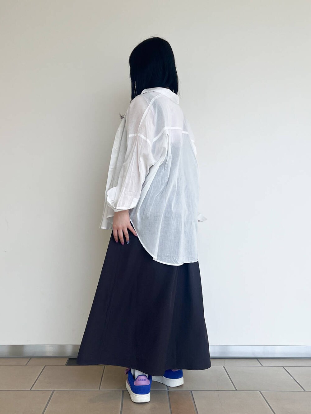 ホワイト系のハンドバッグ、ホワイト系のシャツ/ブラウス、ピンク系のTシャツ/カットソーを着用したレディースの春コーディネートの3枚目の写真