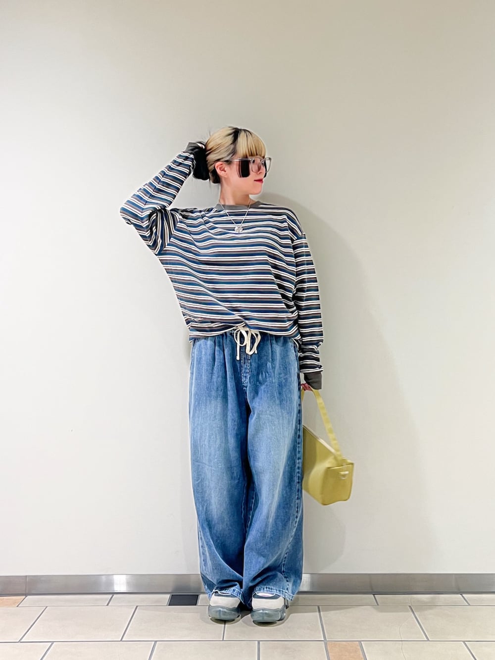 その他のTシャツ/カットソー、ブルー系のデニムパンツ、イエロー系のトートバッグを着用したレディースの秋コーディネートの2枚目の写真