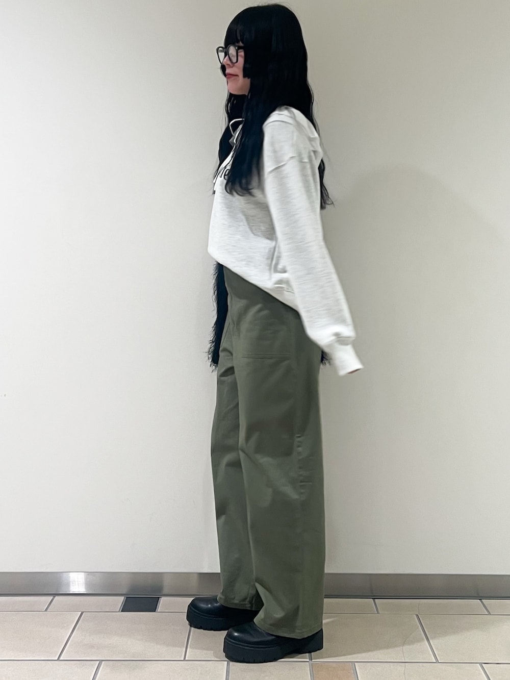 ブラック系のトートバッグ、グリーン系のその他パンツ、ベージュ系のスウェットを着用したレディースの冬コーディネートの3枚目の写真