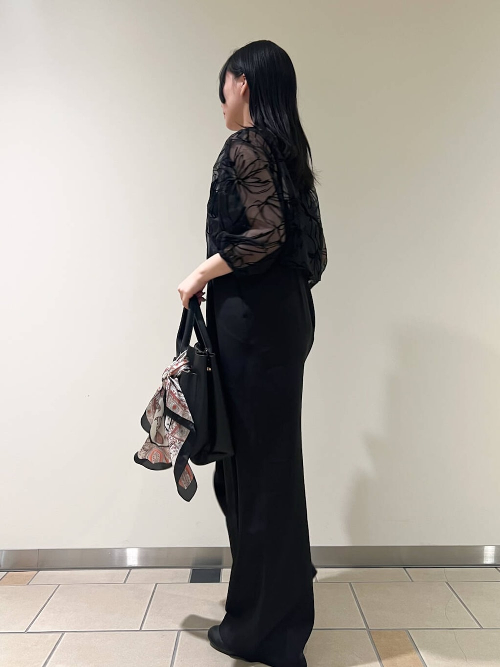 ブラック系のバレエシューズ、ブラック系のトートバッグ、ブラック系のサロペット/オーバーオールを着用したレディースの春コーディネートの3枚目の写真