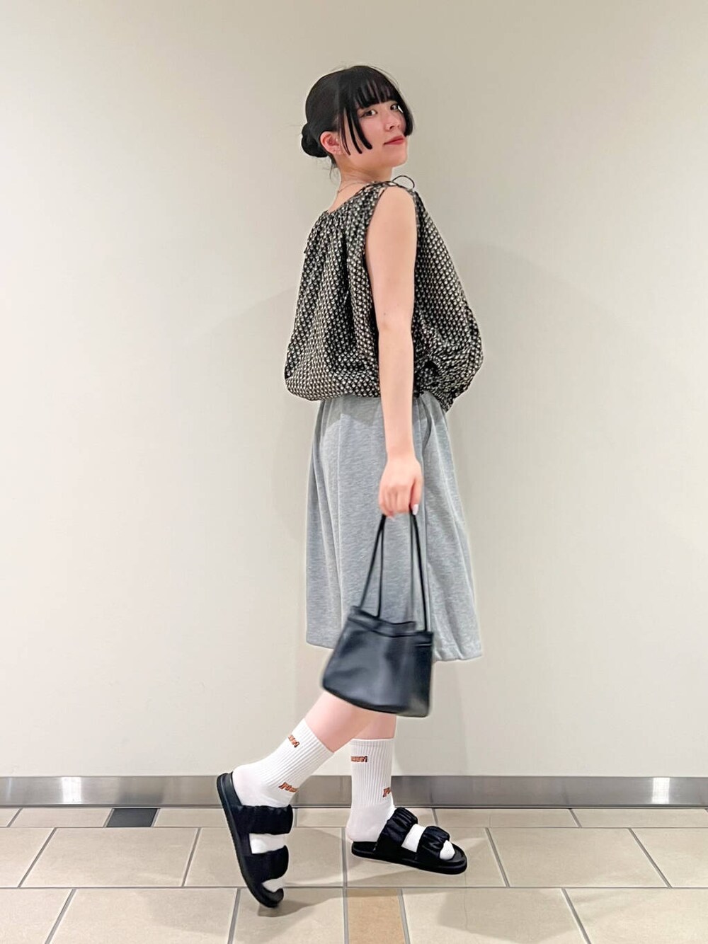「KBF、ノースリーブ、柄物、20代コーデ、2wayブラウス、10代コーデ、オフショルダー、骨格ストレート、158cmコーデ、カジュアルブラウス、ストレート×ブルベ夏、私のイチ推しブランド、ストレート×カジュアル」｜「MIDIUMISOLIDの『別注』MIDIUMISOLID×TGM　Short easy pants（その他パンツ、グレー系）」を使った、𖤐KIRA𖤐 さん（レディース・158cm）の夏コーディネートの2枚目の写真