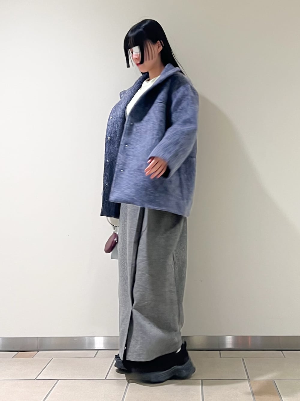 グリーン系のジャンパースカート、ブルー系のその他アウター、グリーン系のニット/セーターを着用したレディースの秋コーディネートの3枚目の写真