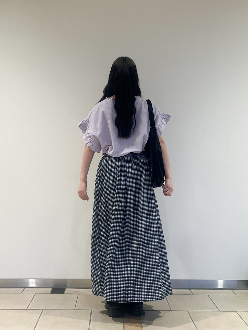 パープル系のシャツ/ブラウス、ブルー系のスカート、ブラック系のトートバッグを着用したレディースの夏コーディネートの2枚目の写真