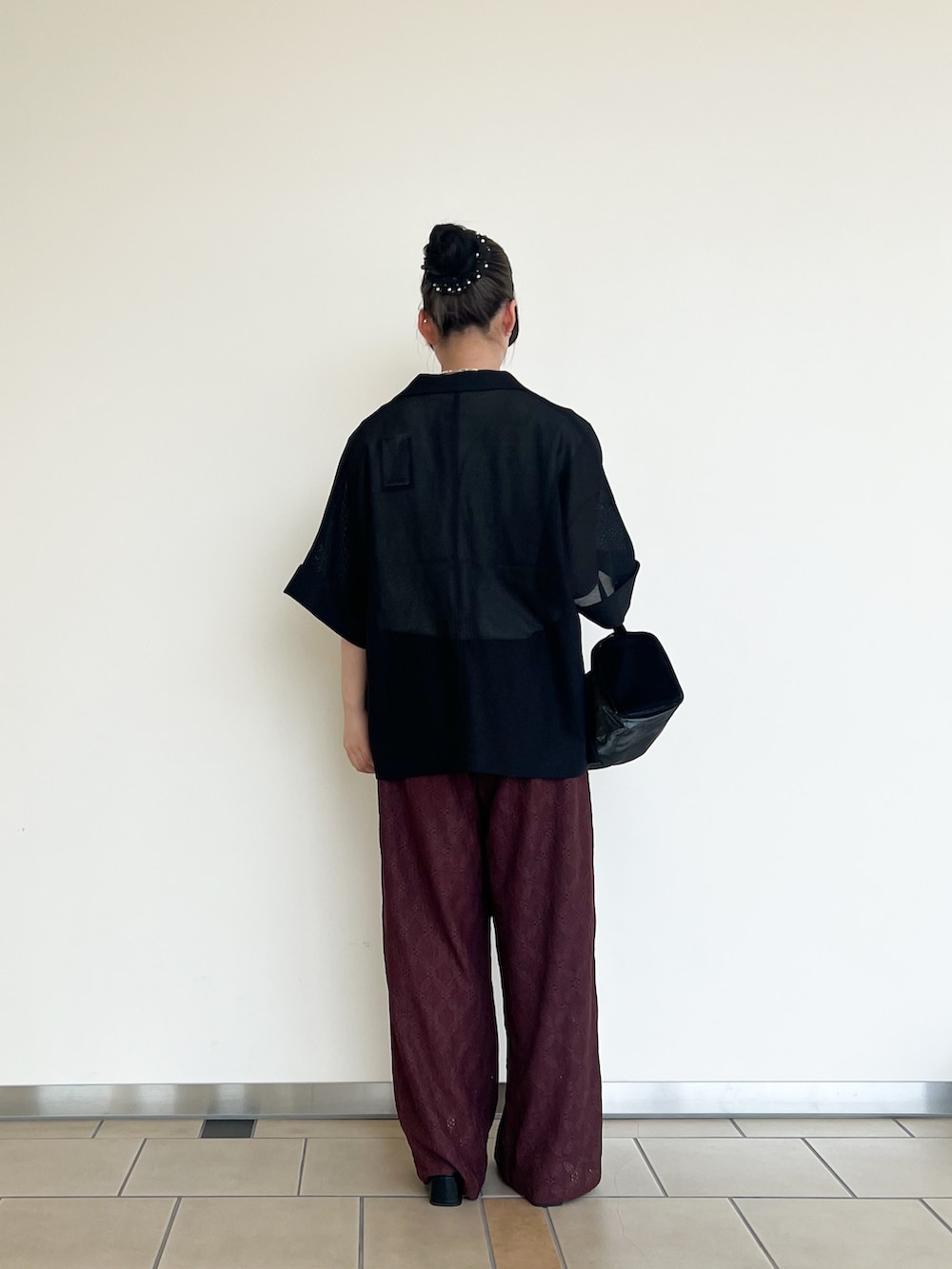ホワイト系のTシャツ/カットソー、ブラック系のその他アウター、ブラウン系のその他パンツを着用したレディースの夏コーディネートの3枚目の写真