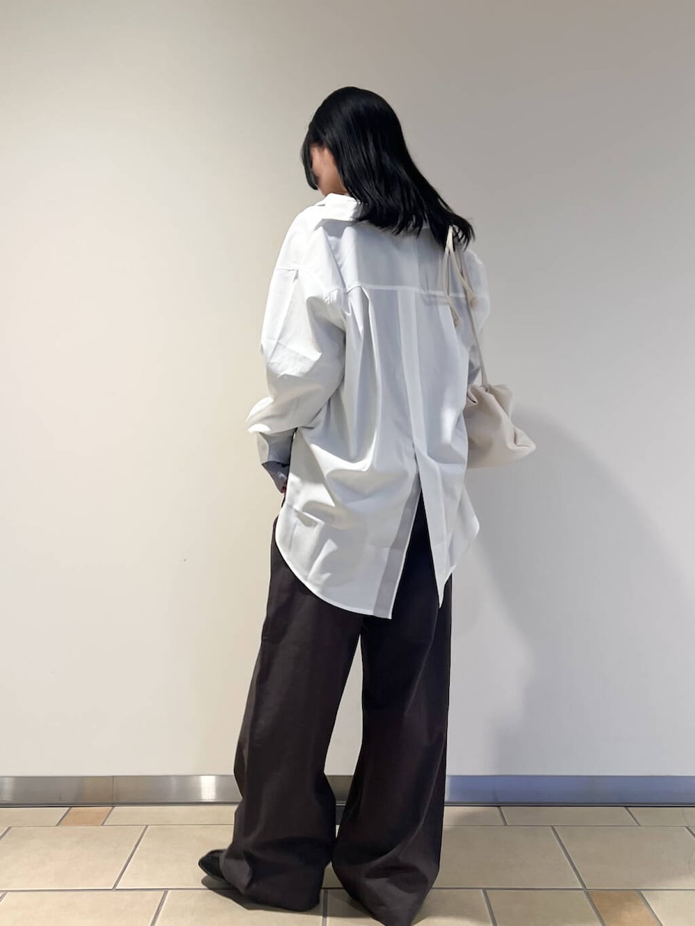 ブラック系のサンダル、グレー系のTシャツ/カットソー、グレー系のその他パンツを着用したレディースの春コーディネートの3枚目の写真