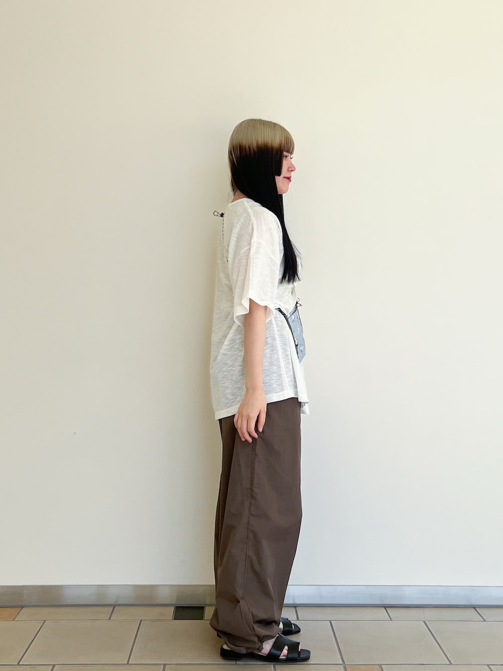ブラウン系のその他パンツ、グリーン系のニット/セーター、ブラック系のサンダルを着用したレディースの夏コーディネートの3枚目の写真