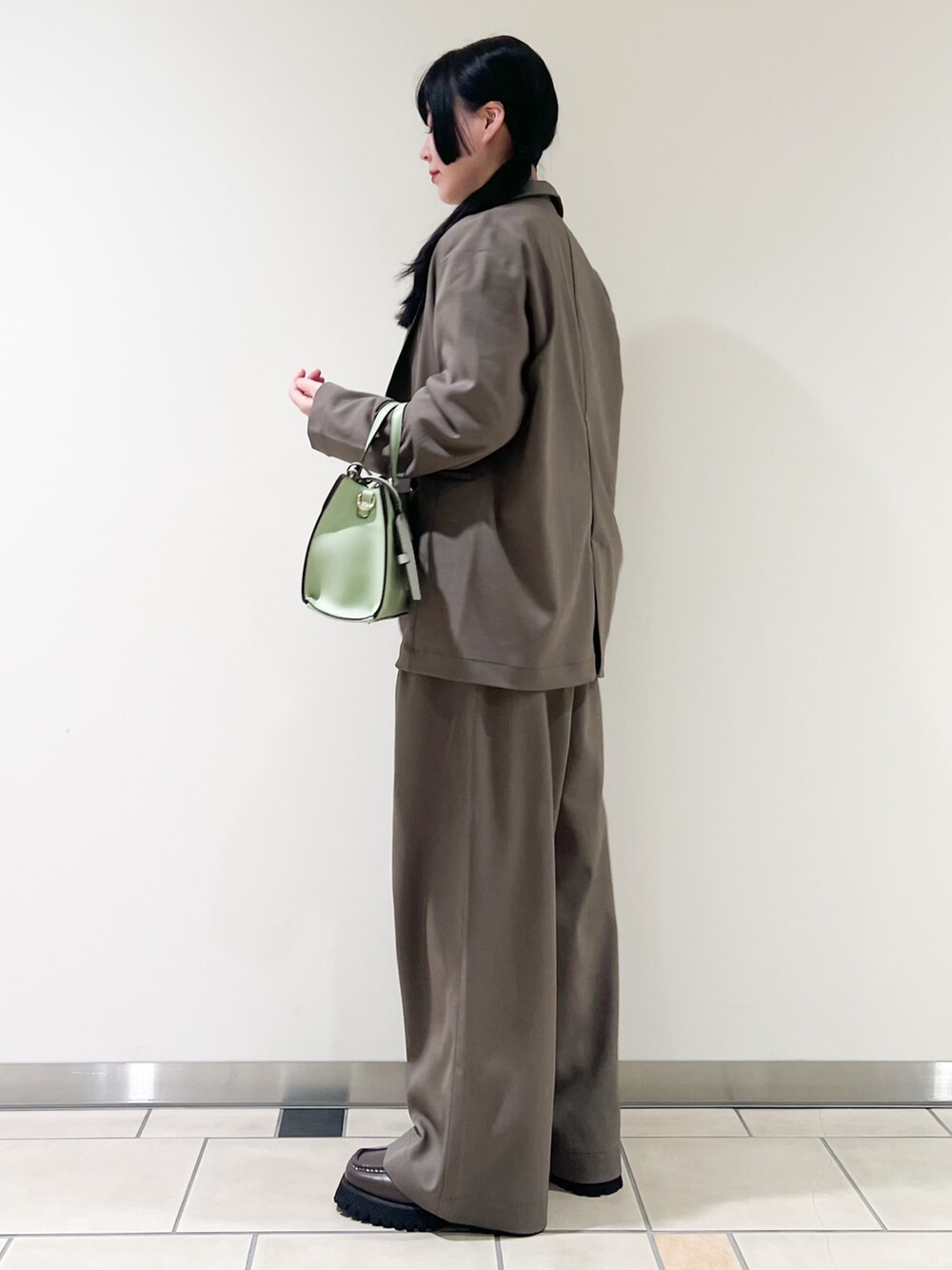 ホワイト系のTシャツ/カットソー、イエロー系のニット/セーター、グリーン系のその他アウターを着用したレディースの春コーディネートの2枚目の写真