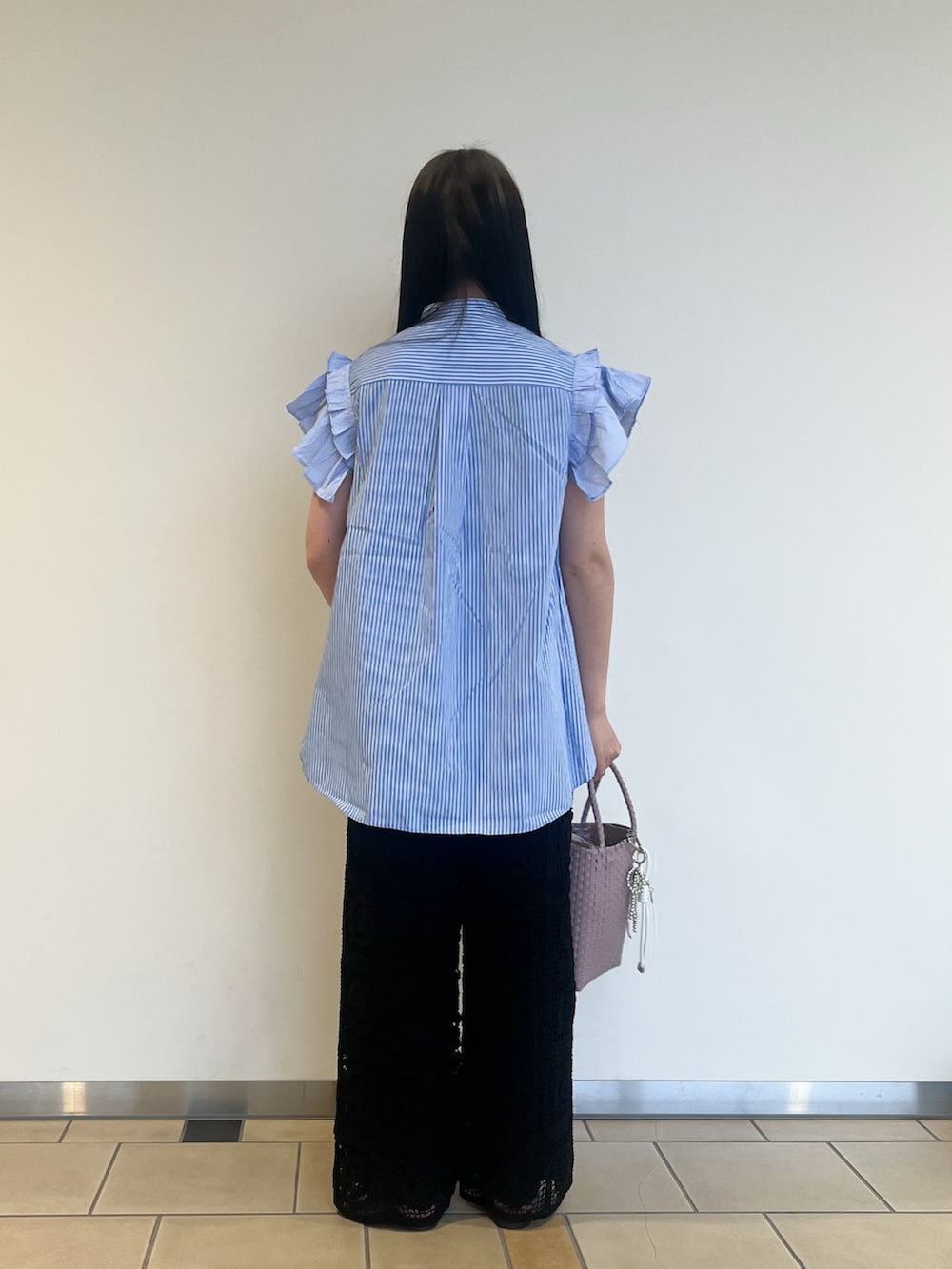 ブルー系のシャツ/ブラウス、ブラック系のその他パンツ、ゴールド系のサンダルを着用したレディースの夏コーディネートの2枚目の写真
