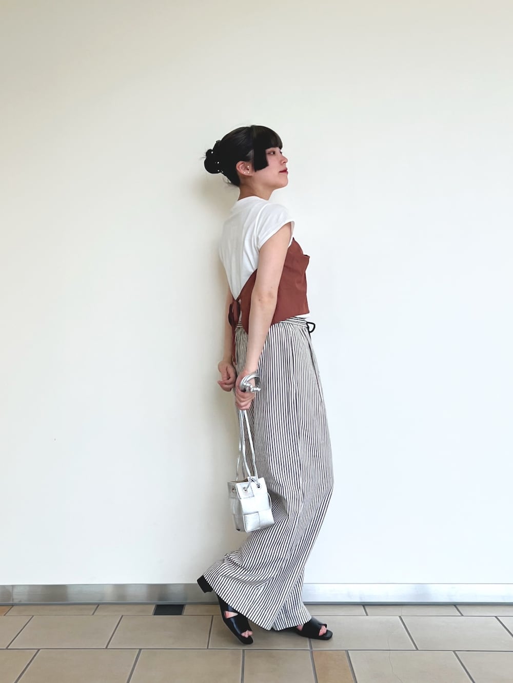 レッド系のTシャツ/カットソー、ブラック系のその他パンツ、ブラック系のサンダルを着用したレディースの夏コーディネートの2枚目の写真
