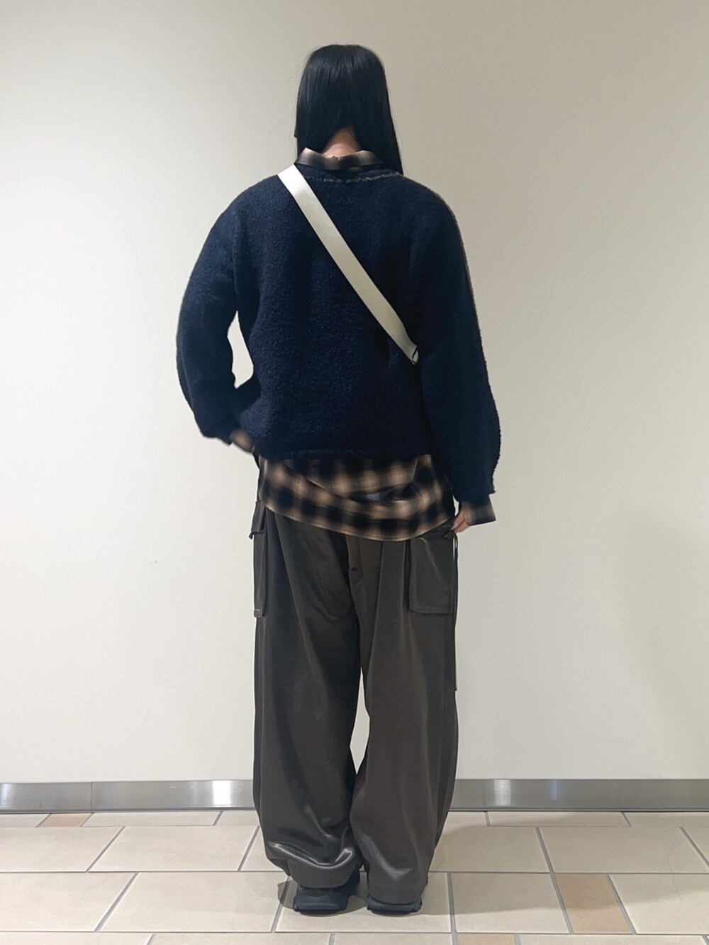 ブルー系のニット/セーター、ブラウン系のシャツ/ブラウス、グリーン系のその他パンツを着用したレディースの冬コーディネートの2枚目の写真