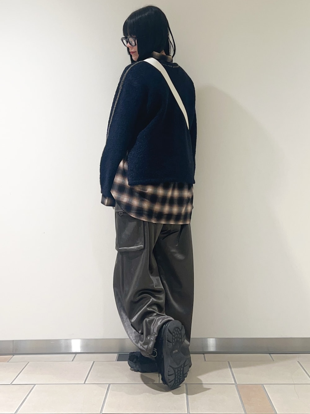 ブルー系のニット/セーター、ブラウン系のシャツ/ブラウス、グリーン系のその他パンツを着用したレディースの冬コーディネートの3枚目の写真