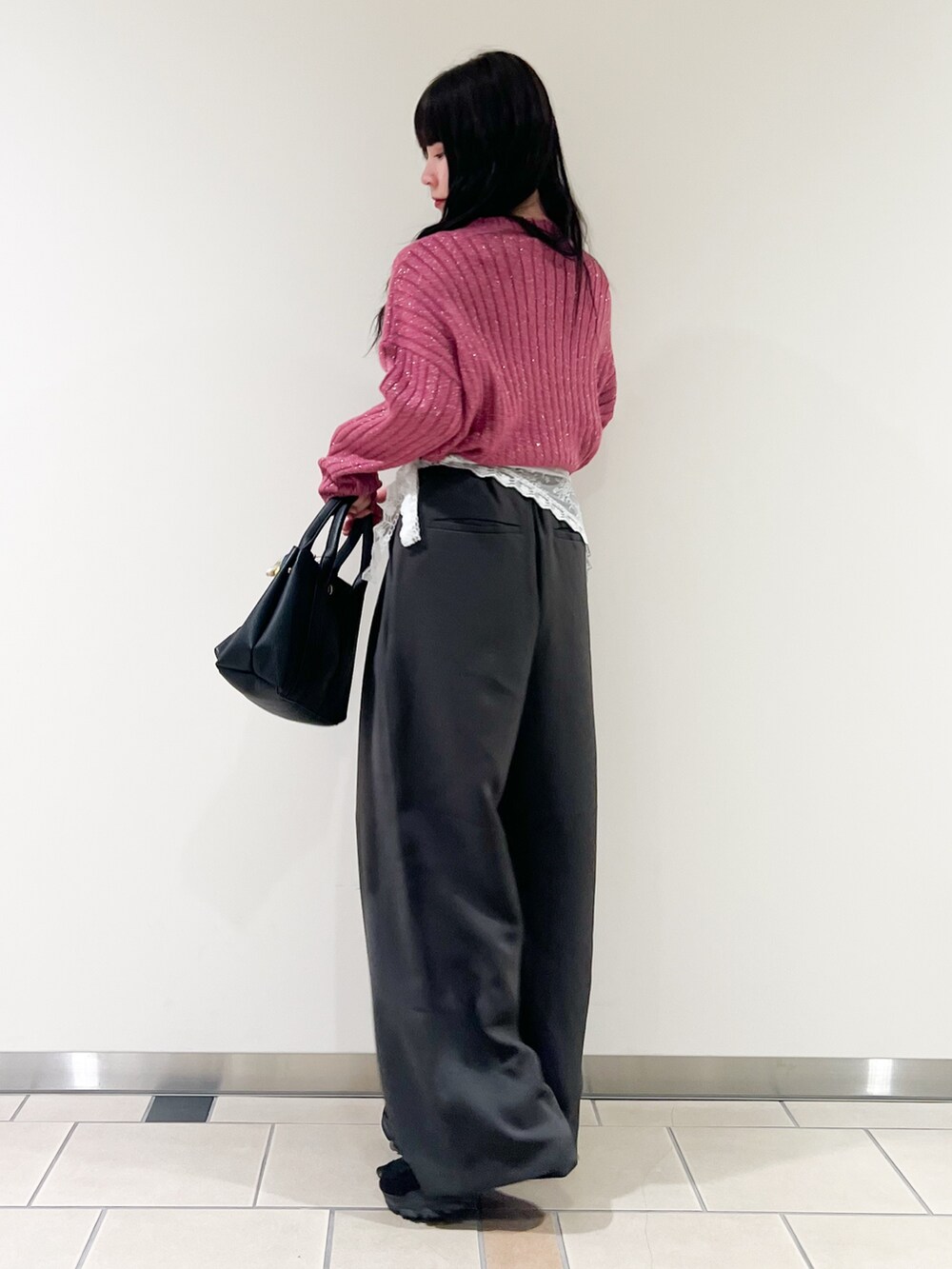 グレー系のその他パンツ、ピンク系のニット/セーター、ブラック系のトートバッグを着用したレディースの秋コーディネートの3枚目の写真