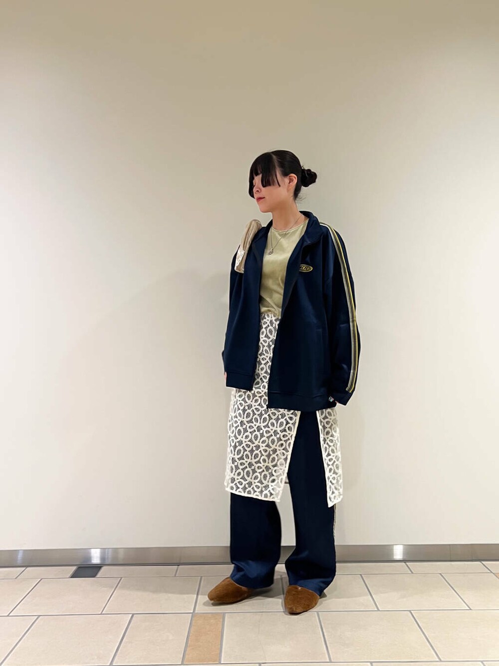 ブルー系のその他パンツ、ブルー系のその他アウター、ベージュ系のハンドバッグを着用したレディースの冬コーディネートの3枚目の写真