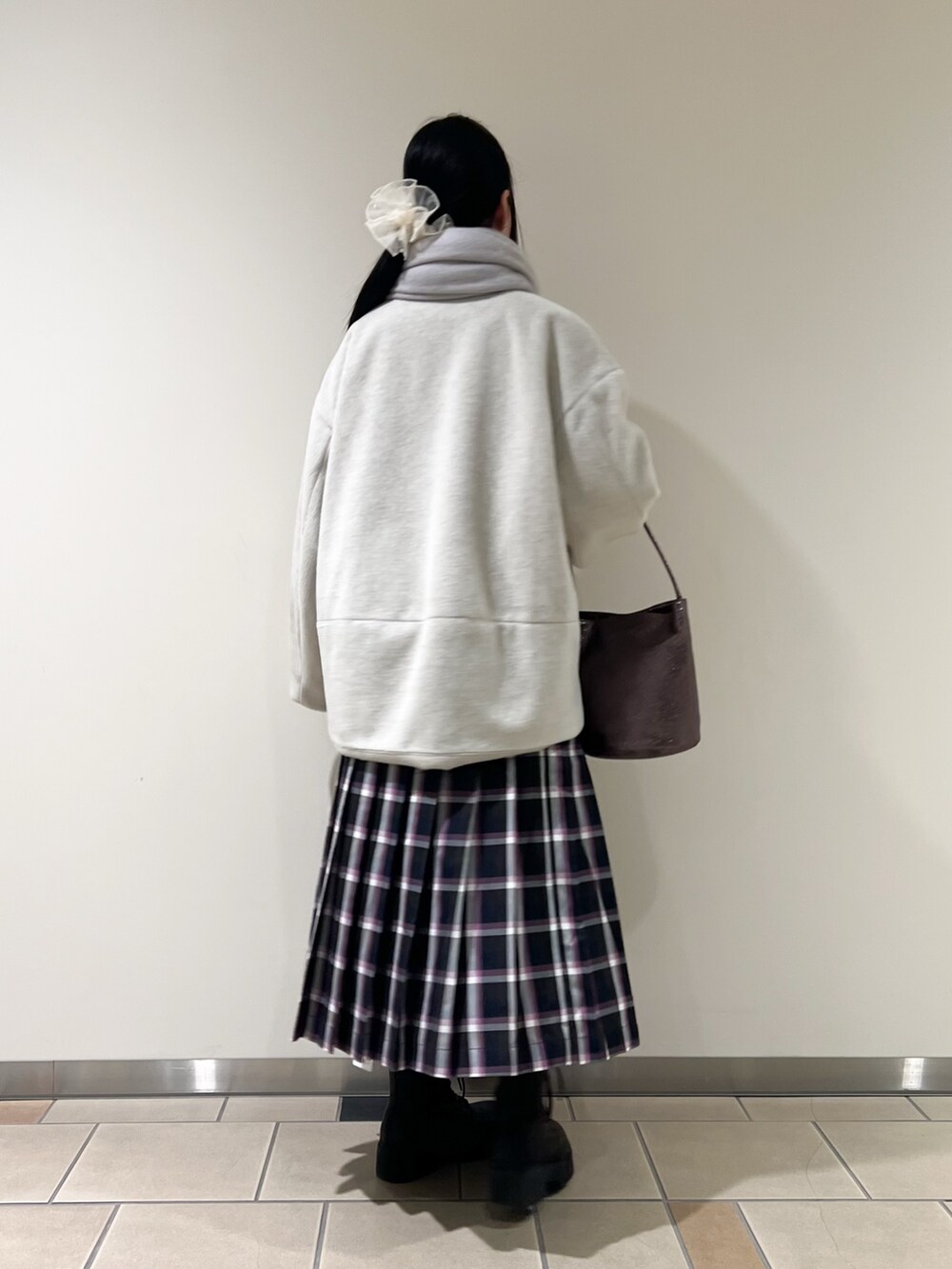 グリーン系のニット/セーター、ホワイト系のノーカラージャケット、その他のスカートを着用したレディースの冬コーディネートの3枚目の写真