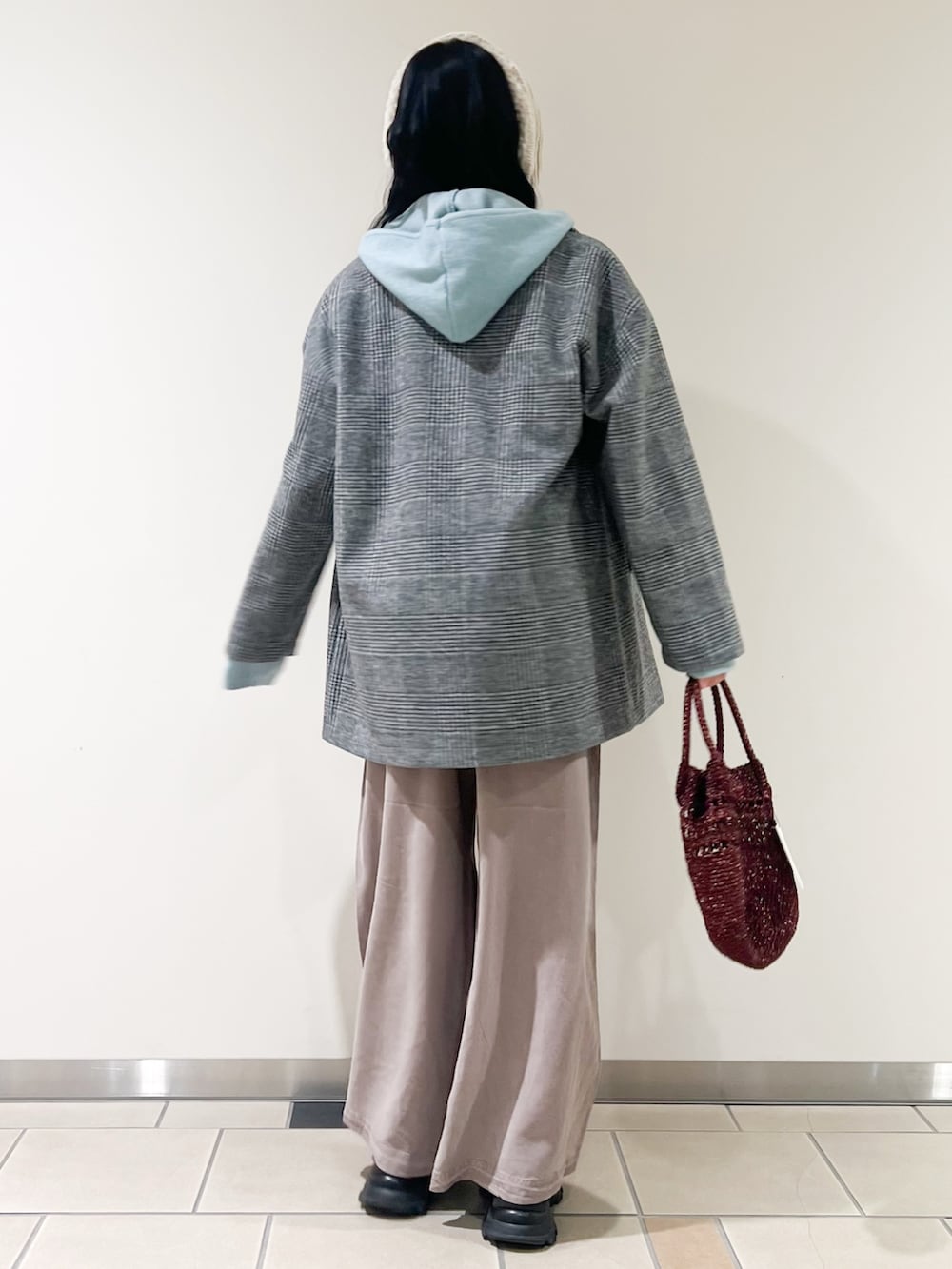 グリーン系のその他アウター、ブルー系のニット/セーター、ホワイト系のTシャツ/カットソーを着用したレディースの秋コーディネートの3枚目の写真