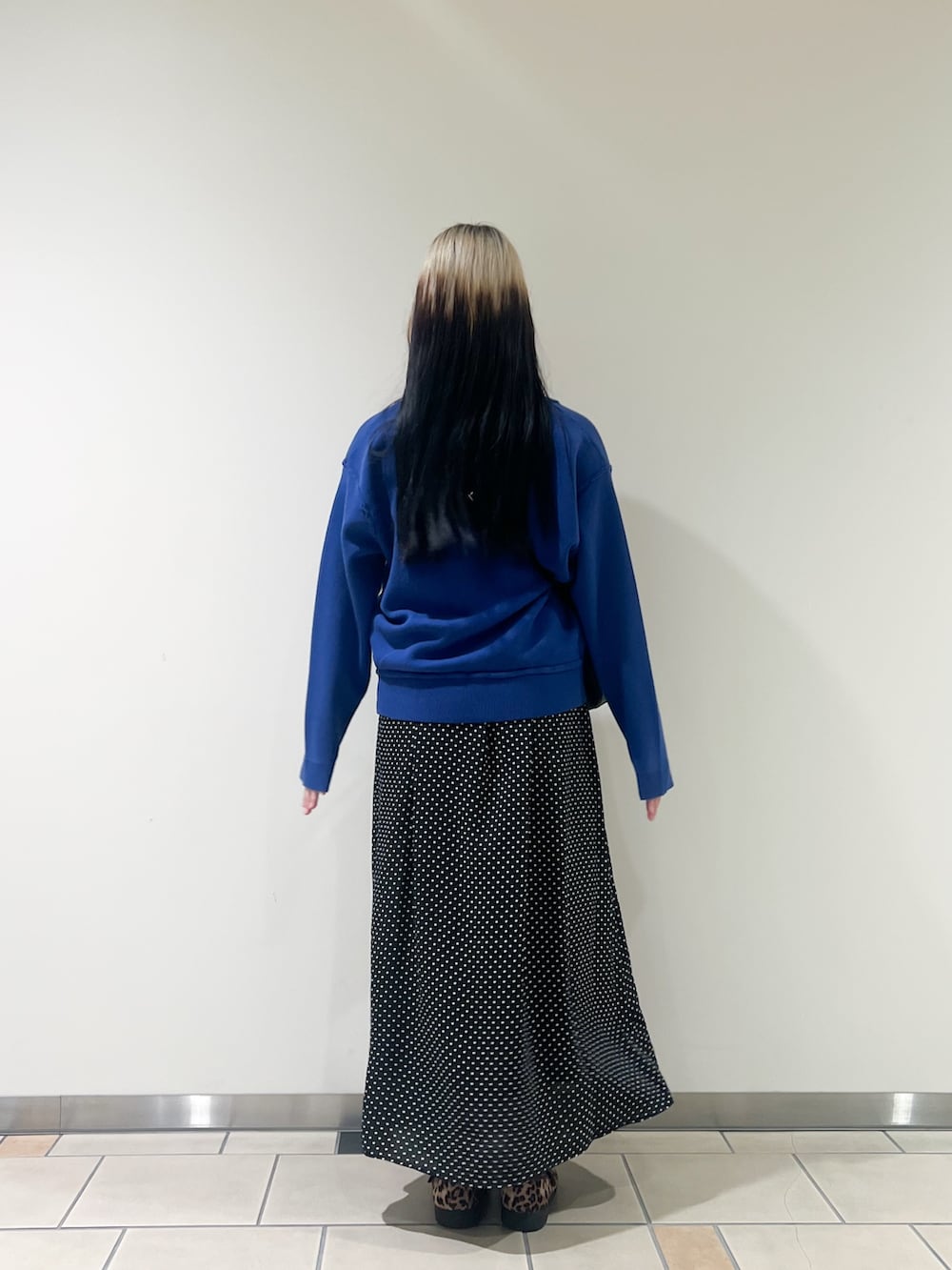ブルー系のニット/セーター、その他のワンピース、ブラック系のショルダーバッグを着用したレディースの秋コーディネートの2枚目の写真