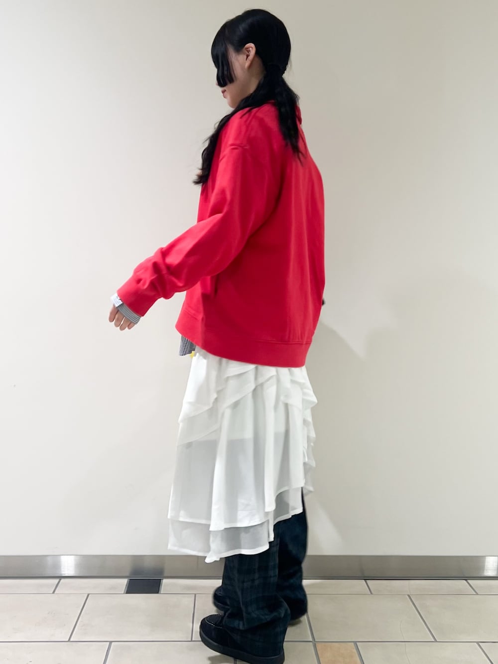 レッド系のスウェット、その他のシャツ/ブラウス、ホワイト系のスカートを着用したレディースの春コーディネートの3枚目の写真